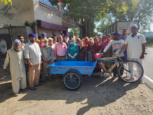 Shaheed Bhagat Singh Charitable Trust Reg. Garshankar gave the rickshaw to sanitation worker Vijay Kumar.